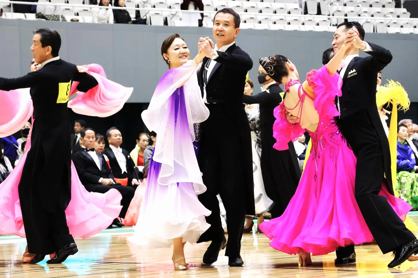 会場で華麗なダンスを披露している写真