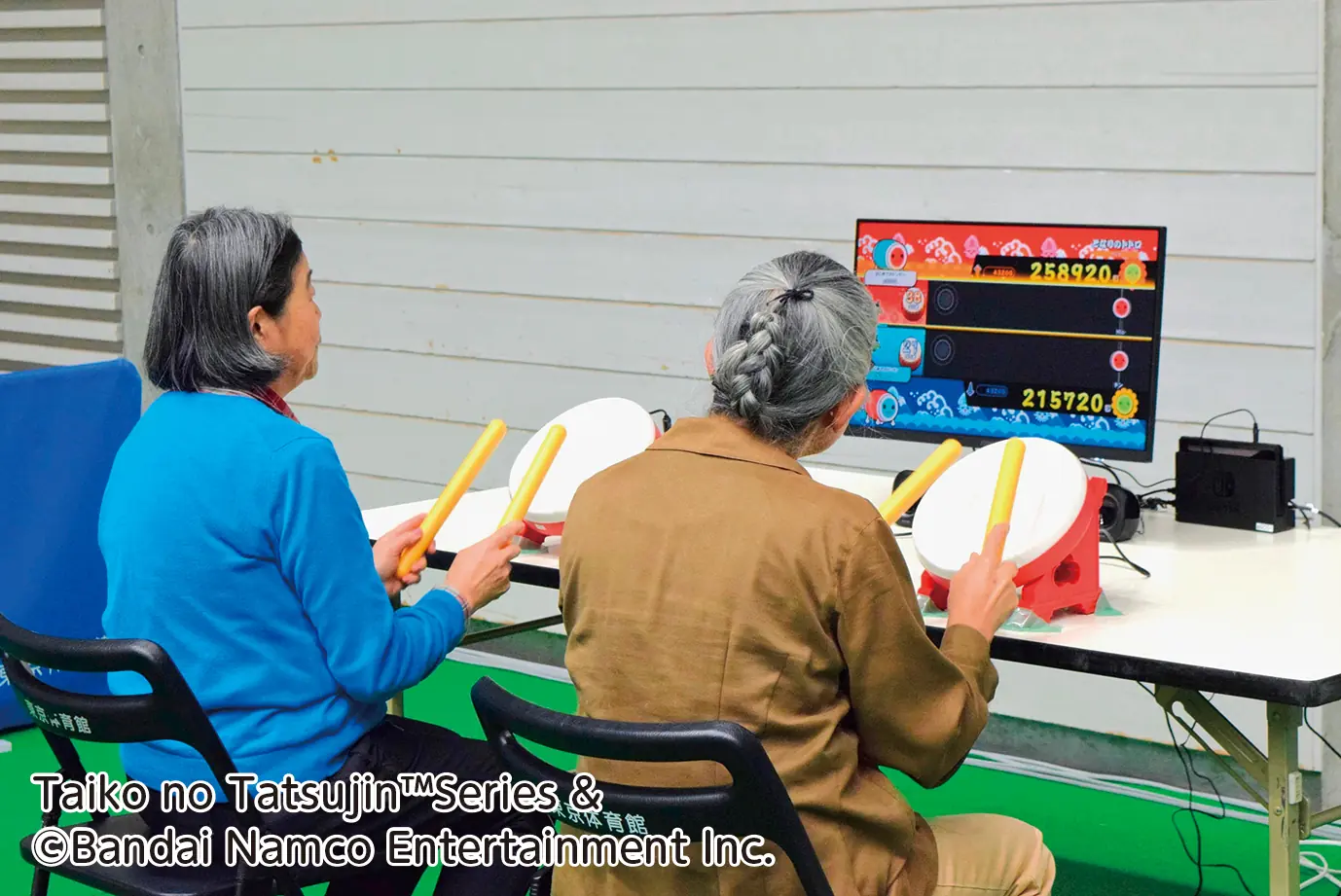 対戦ゲームを楽しんでいる様子