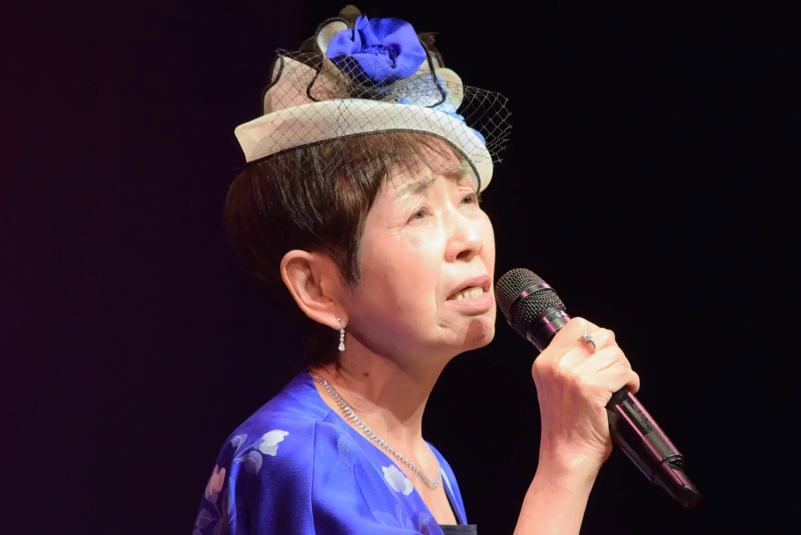 ステージ上で歌唱している様子